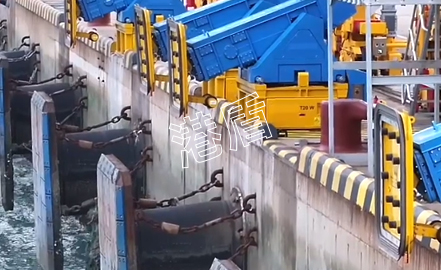 山东港口青岛港投用全国首套真空式自动系泊系统