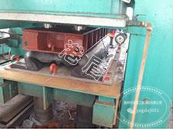 橡胶护舷力学性能检测现场